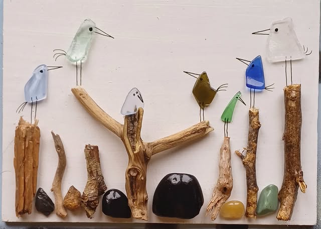 Cuadro de pájaros de colores hechos con vidrio